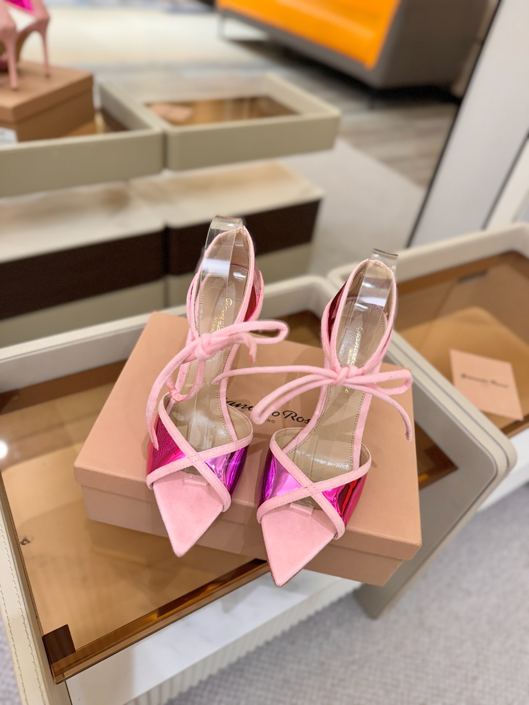 Gianvito Rossi 👠👡这双羊京搭配金属漆皮高跟尖头凉鞋，是我鞋柜中的璀璨明珠😜。网面设计独具