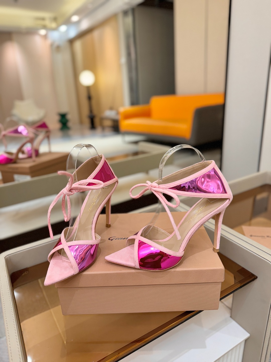 Gianvito Rossi 👠👡这双羊京搭配金属漆皮高跟尖头凉鞋，是我鞋柜中的璀璨明珠😜。网面设计独具