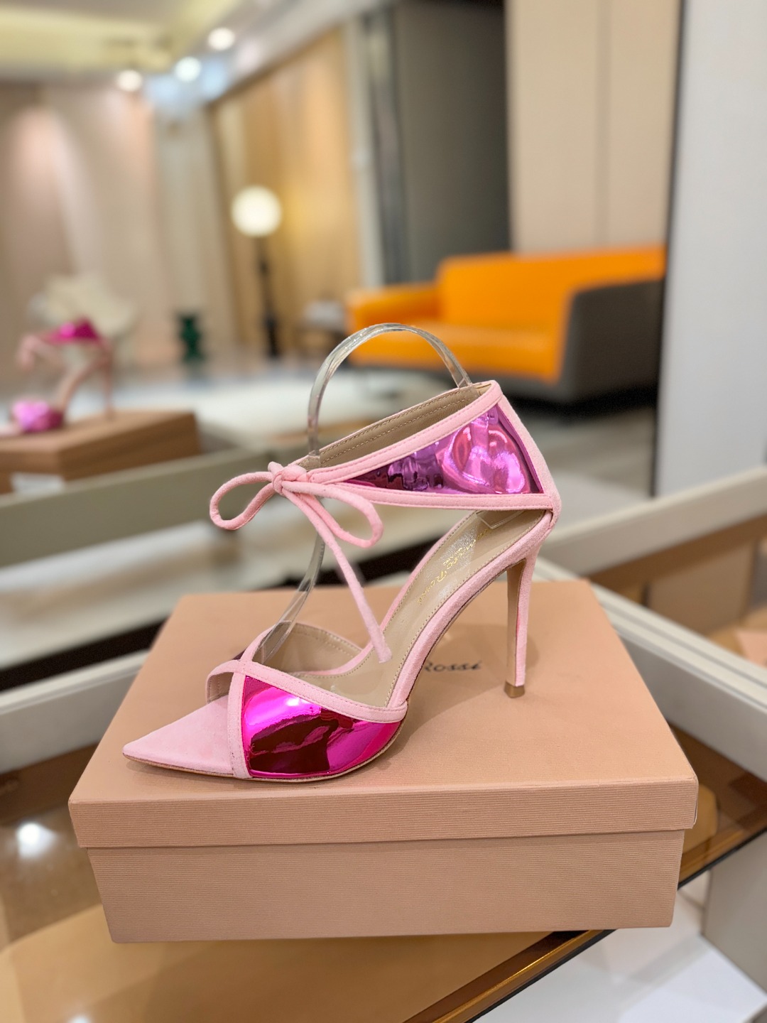 Gianvito Rossi 👠👡这双羊京搭配金属漆皮高跟尖头凉鞋，是我鞋柜中的璀璨明珠😜。网面设计独具