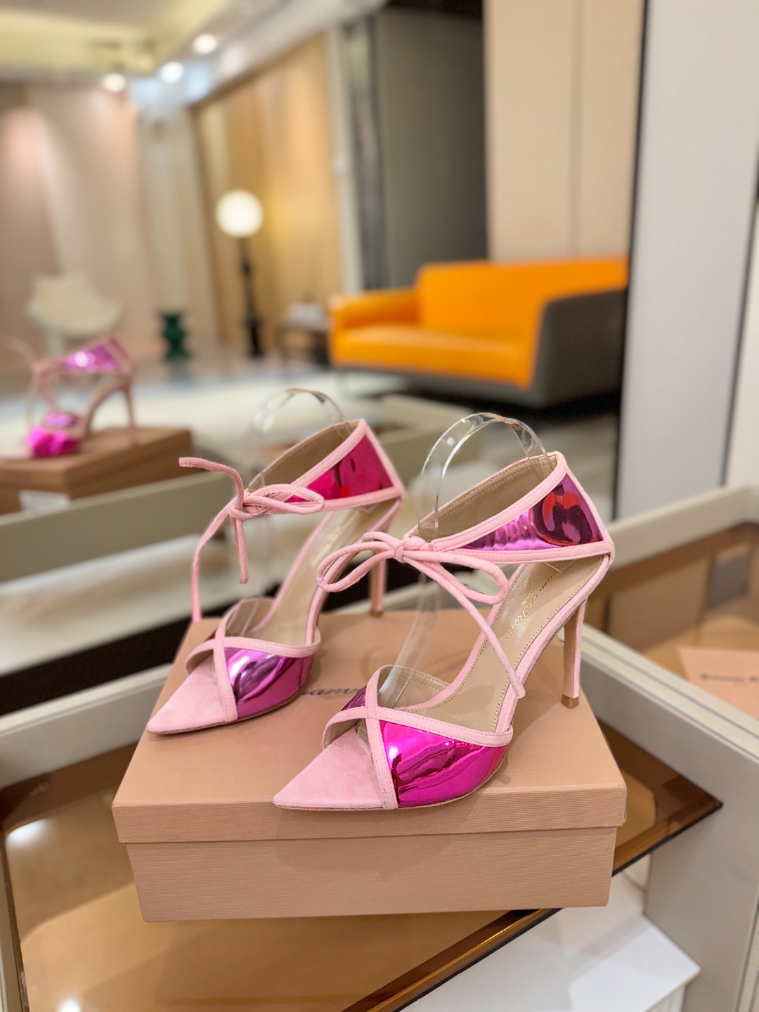 Gianvito Rossi 👠👡这双羊京搭配金属漆皮高跟尖头凉鞋，是我鞋柜中的璀璨明珠😜。网面设计独具