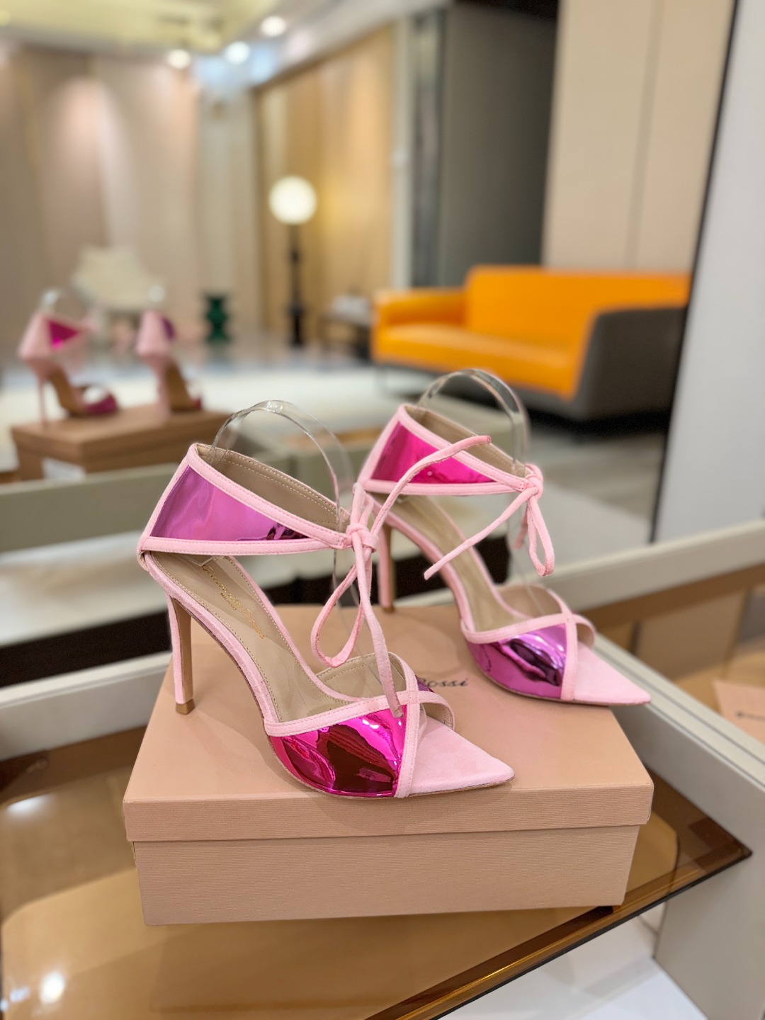 Gianvito Rossi 👠👡这双羊京搭配金属漆皮高跟尖头凉鞋，是我鞋柜中的璀璨明珠😜。网面设计独具