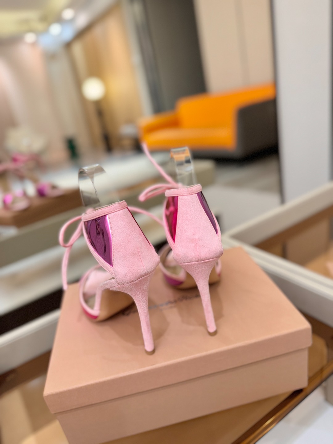 Gianvito Rossi 👠👡这双羊京搭配金属漆皮高跟尖头凉鞋，是我鞋柜中的璀璨明珠😜。网面设计独具