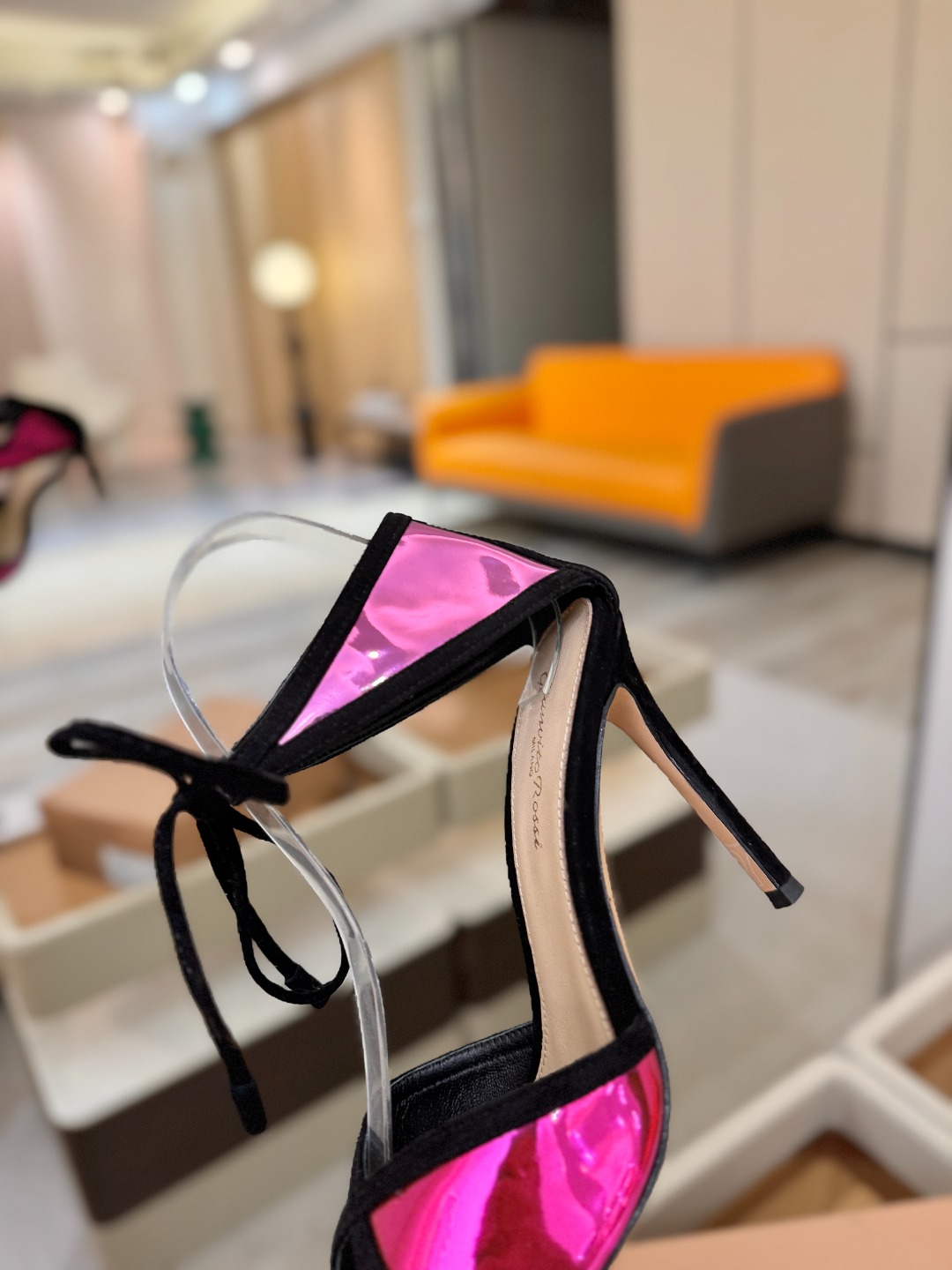 Gianvito Rossi 👠👡这双羊京搭配金属漆皮高跟尖头凉鞋，是我鞋柜中的璀璨明珠😜。网面设计独具