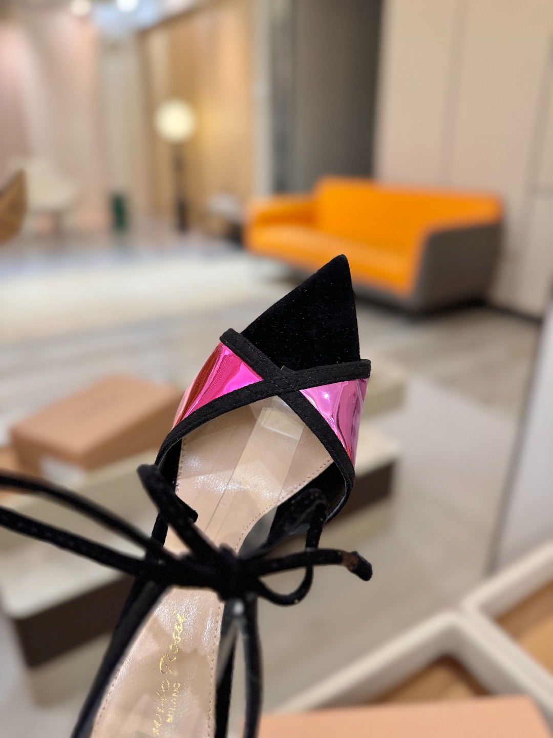 Gianvito Rossi 👠👡这双羊京搭配金属漆皮高跟尖头凉鞋，是我鞋柜中的璀璨明珠😜。网面设计独具