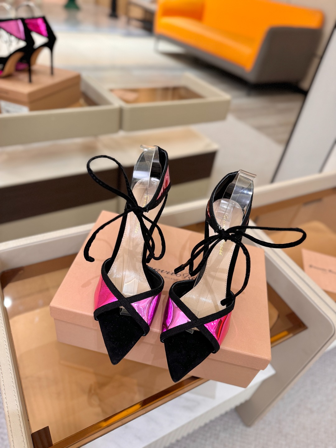 Gianvito Rossi 👠👡这双羊京搭配金属漆皮高跟尖头凉鞋，是我鞋柜中的璀璨明珠😜。网面设计独具