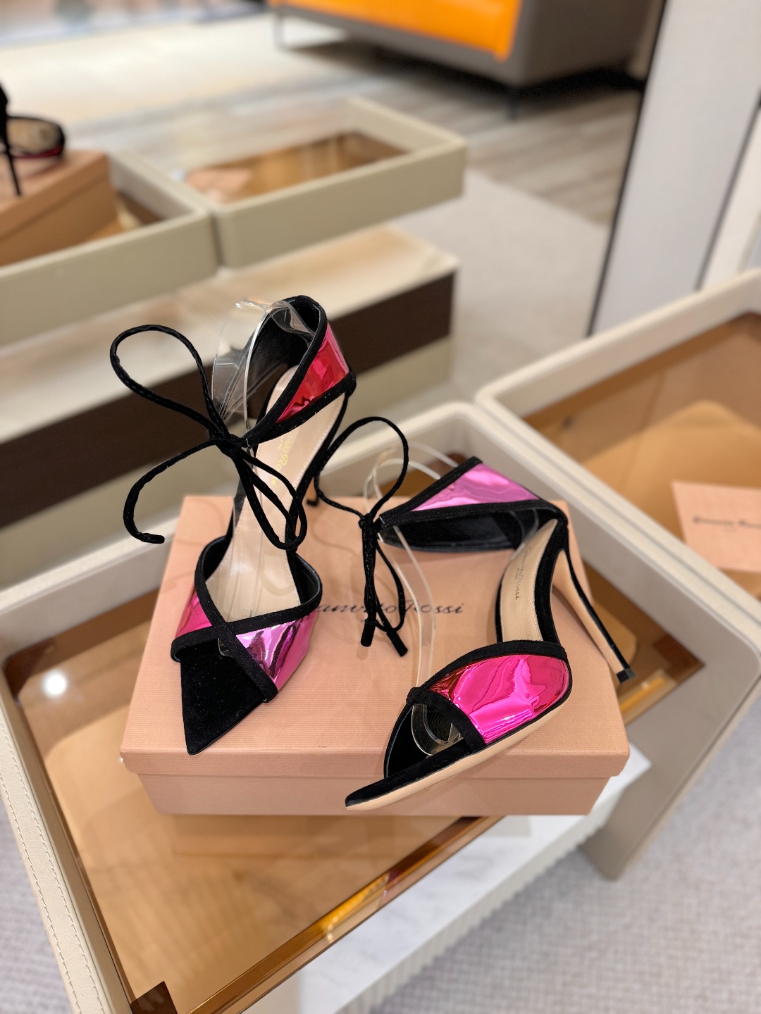 Gianvito Rossi 👠👡这双羊京搭配金属漆皮高跟尖头凉鞋，是我鞋柜中的璀璨明珠😜。网面设计独具