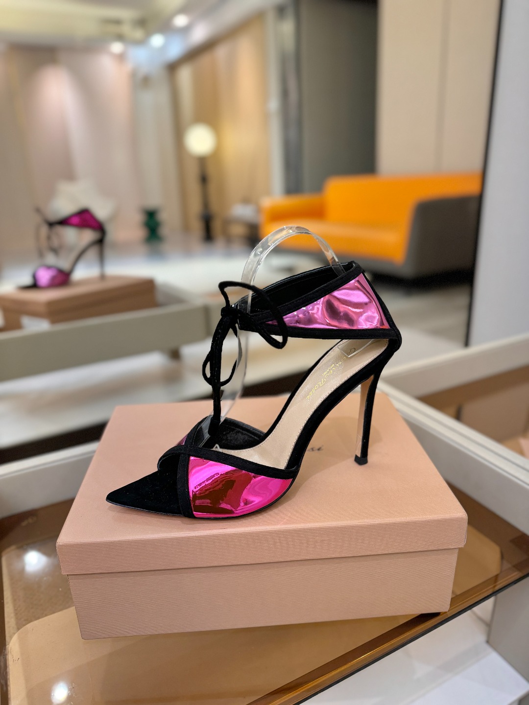 Gianvito Rossi 👠👡这双羊京搭配金属漆皮高跟尖头凉鞋，是我鞋柜中的璀璨明珠😜。网面设计独具
