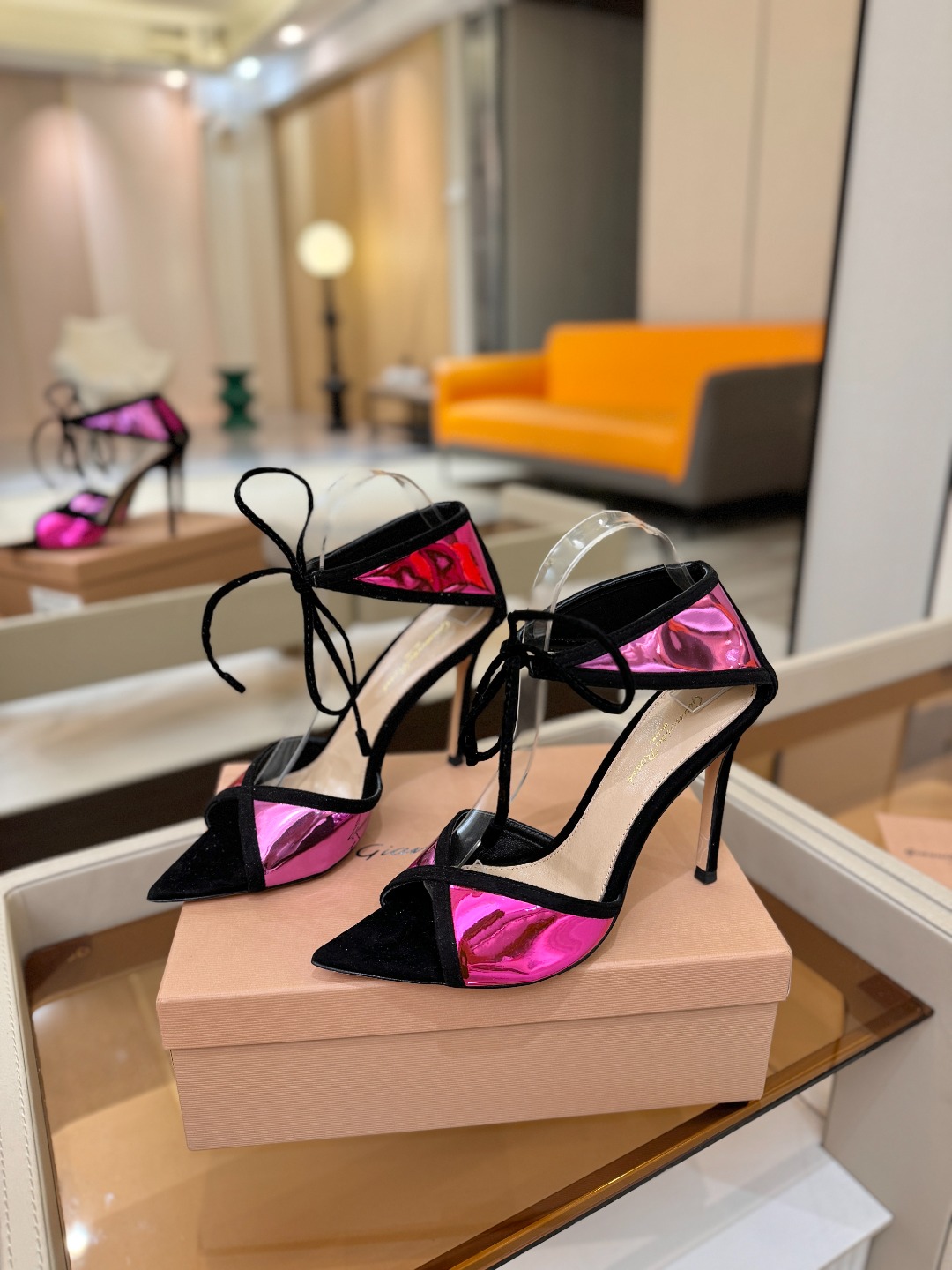 Gianvito Rossi 👠👡这双羊京搭配金属漆皮高跟尖头凉鞋，是我鞋柜中的璀璨明珠😜。网面设计独具