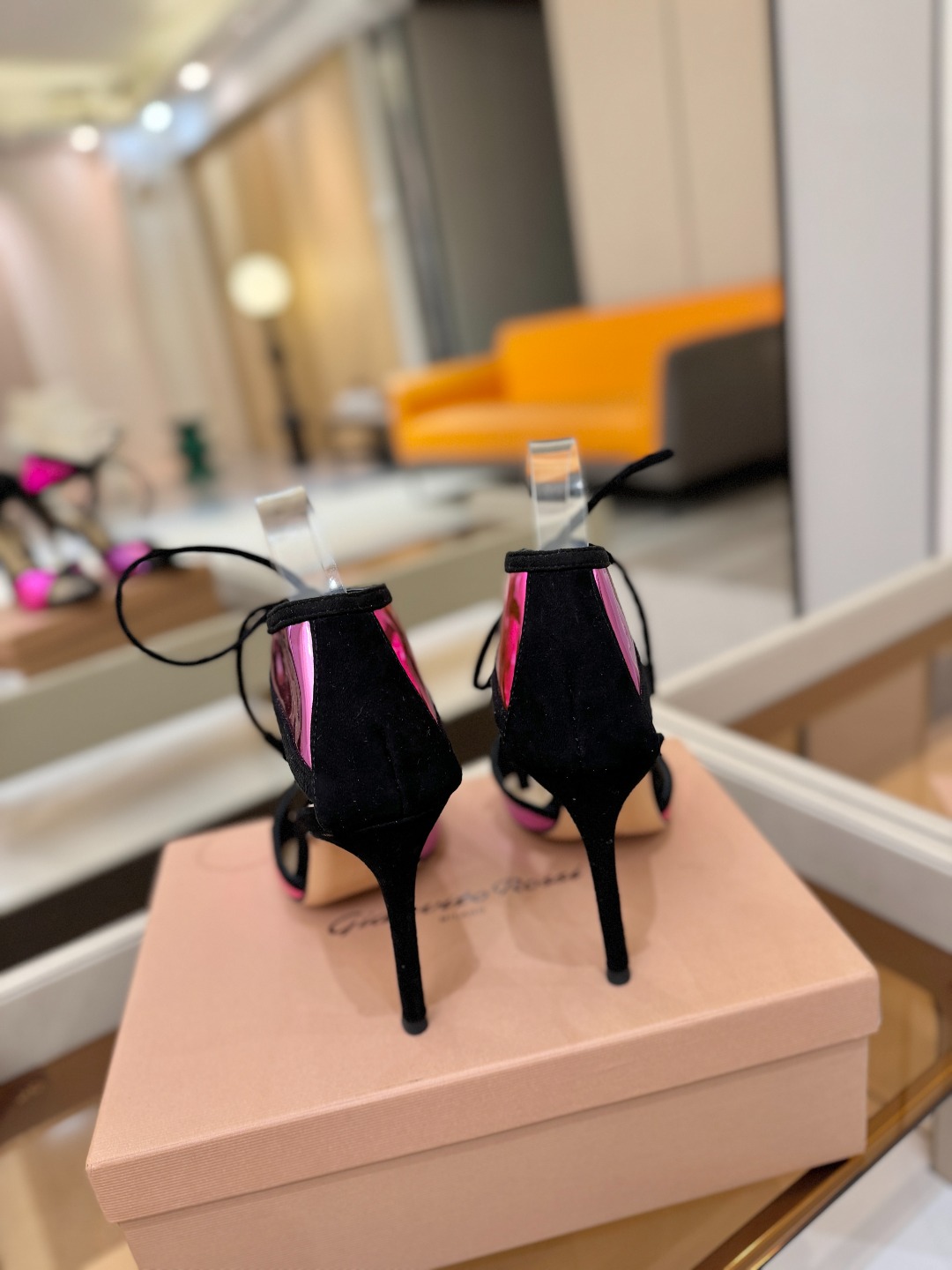 Gianvito Rossi 👠👡这双羊京搭配金属漆皮高跟尖头凉鞋，是我鞋柜中的璀璨明珠😜。网面设计独具