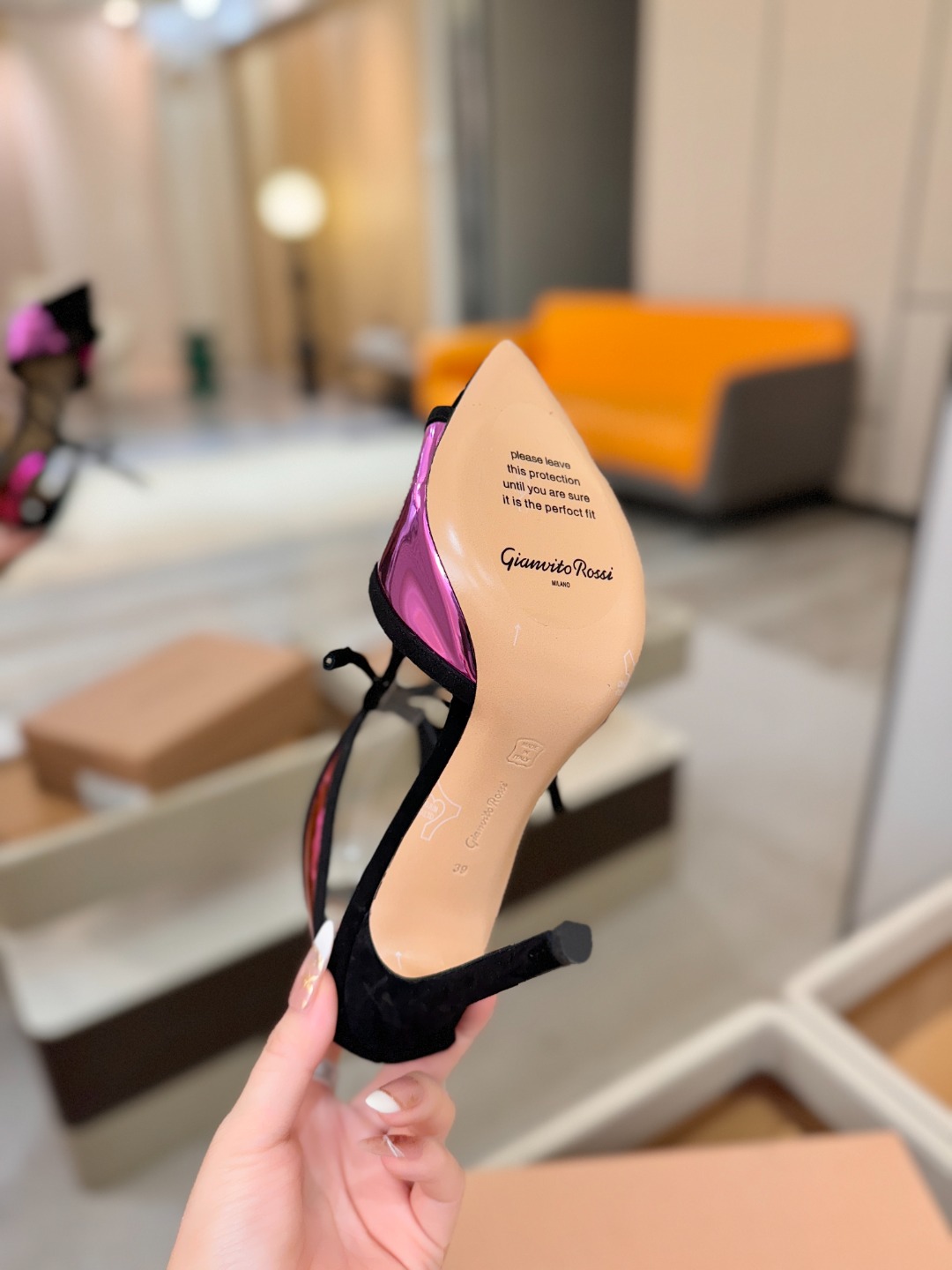 Gianvito Rossi 👠👡这双羊京搭配金属漆皮高跟尖头凉鞋，是我鞋柜中的璀璨明珠😜。网面设计独具