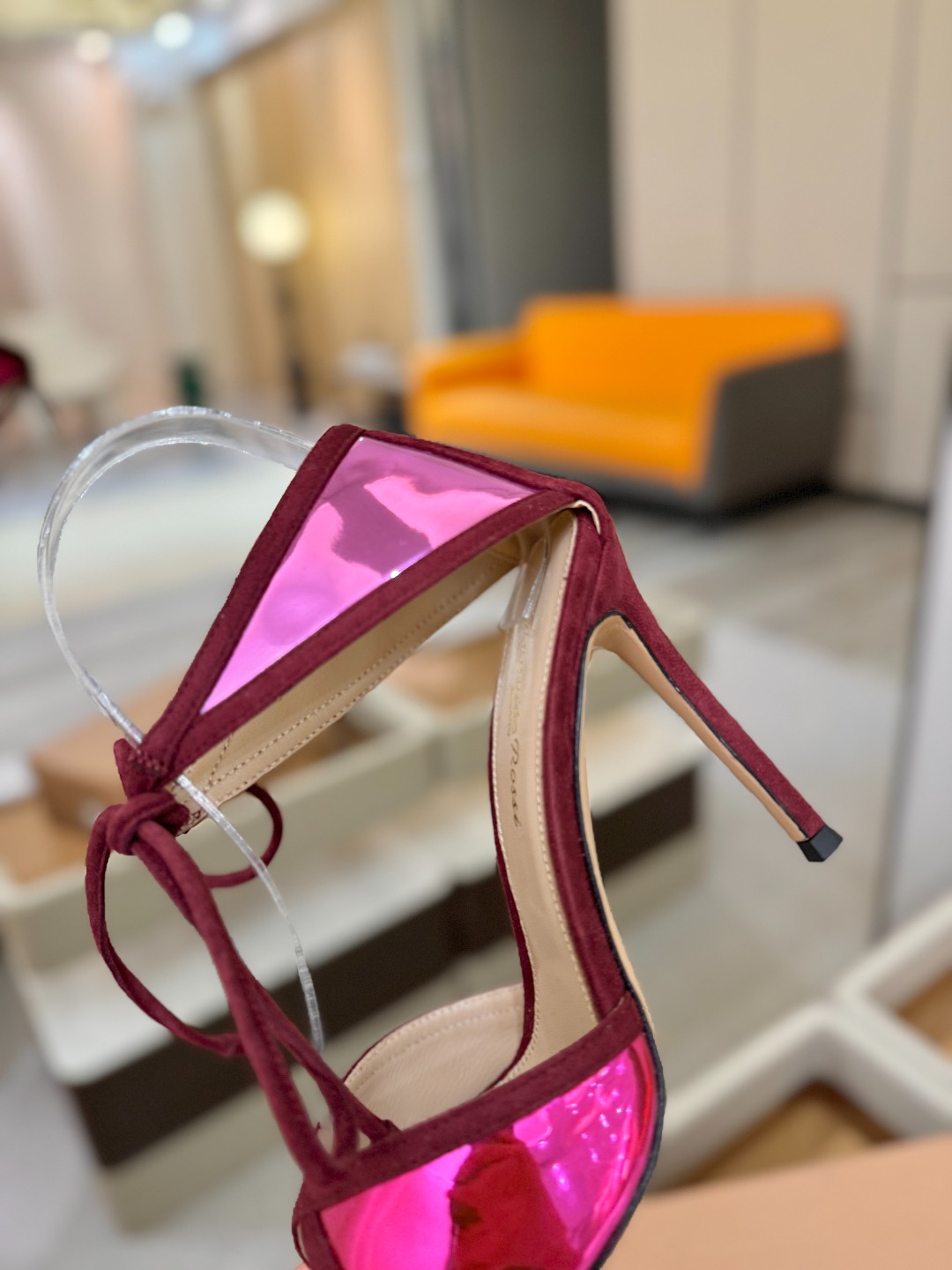 Gianvito Rossi 👠👡这双羊京搭配金属漆皮高跟尖头凉鞋，是我鞋柜中的璀璨明珠😜。网面设计独具