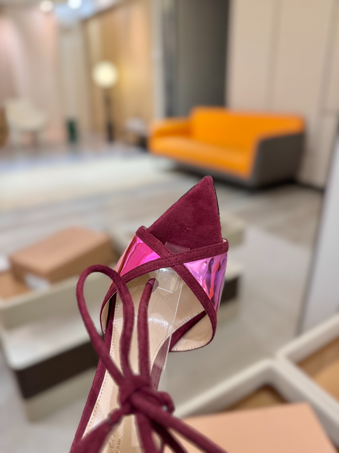 Gianvito Rossi 👠👡这双羊京搭配金属漆皮高跟尖头凉鞋，是我鞋柜中的璀璨明珠😜。网面设计独具