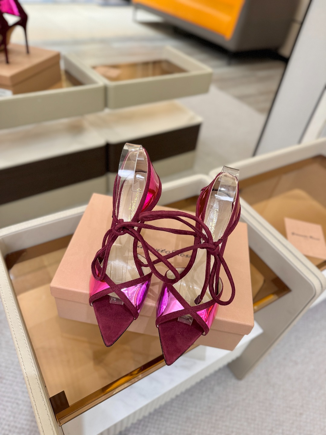Gianvito Rossi 👠👡这双羊京搭配金属漆皮高跟尖头凉鞋，是我鞋柜中的璀璨明珠😜。网面设计独具