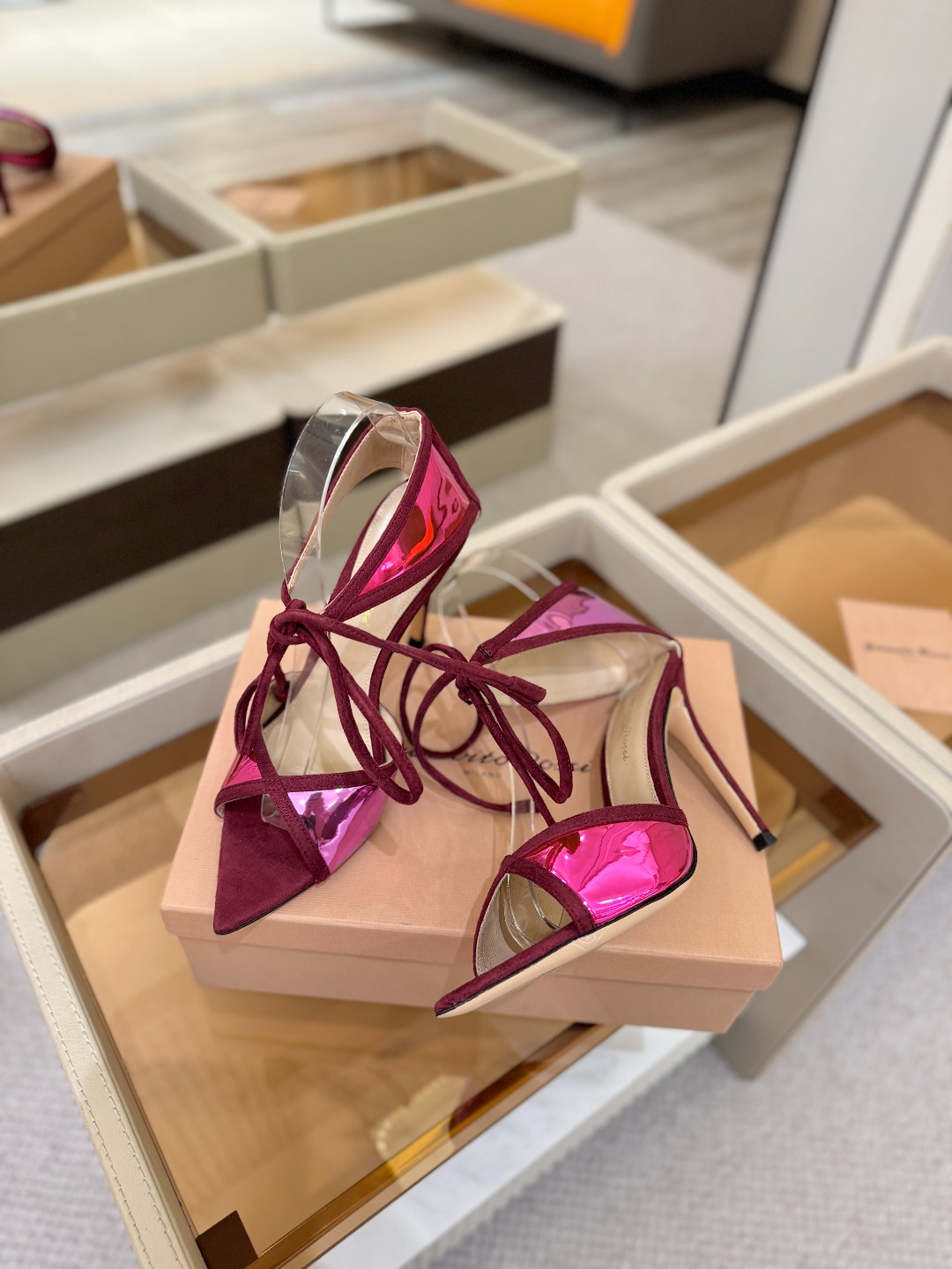 Gianvito Rossi 👠👡这双羊京搭配金属漆皮高跟尖头凉鞋，是我鞋柜中的璀璨明珠😜。网面设计独具
