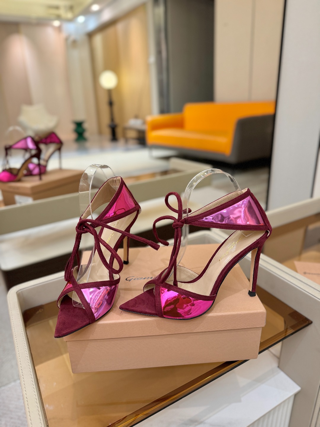 Gianvito Rossi 👠👡这双羊京搭配金属漆皮高跟尖头凉鞋，是我鞋柜中的璀璨明珠😜。网面设计独具