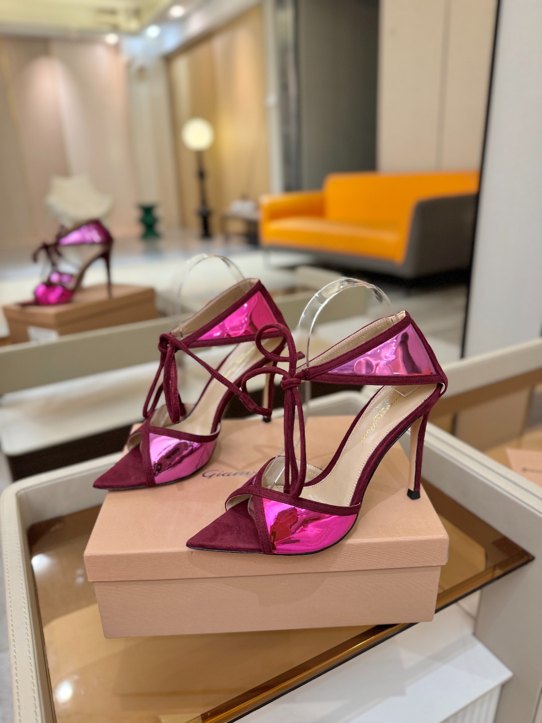 Gianvito Rossi 👠👡这双羊京搭配金属漆皮高跟尖头凉鞋，是我鞋柜中的璀璨明珠😜。网面设计独具