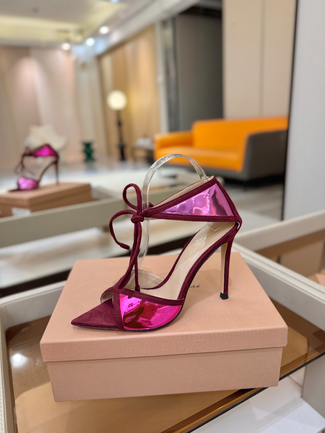 Gianvito Rossi 👠👡这双羊京搭配金属漆皮高跟尖头凉鞋，是我鞋柜中的璀璨明珠😜。网面设计独具