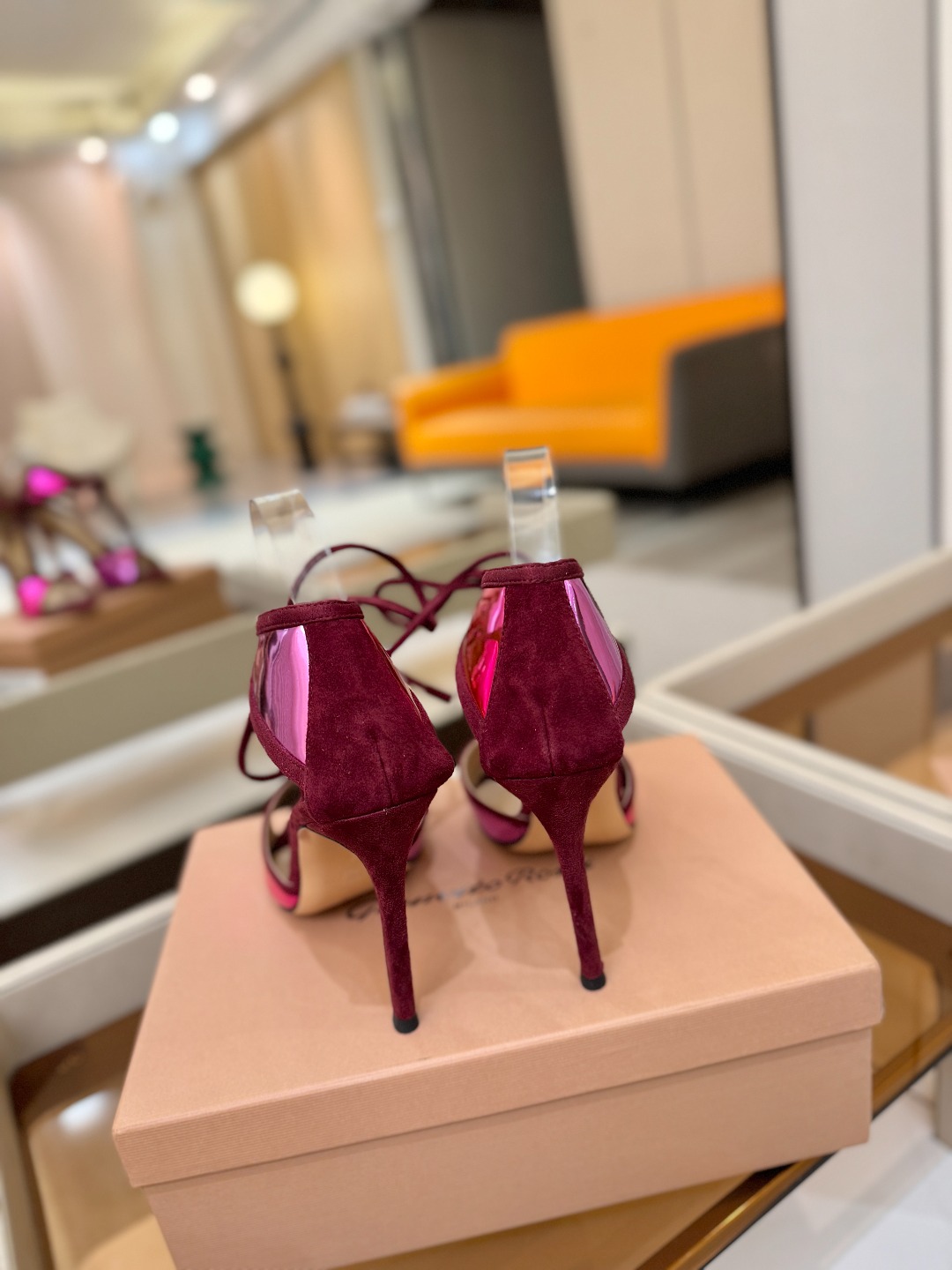 Gianvito Rossi 👠👡这双羊京搭配金属漆皮高跟尖头凉鞋，是我鞋柜中的璀璨明珠😜。网面设计独具