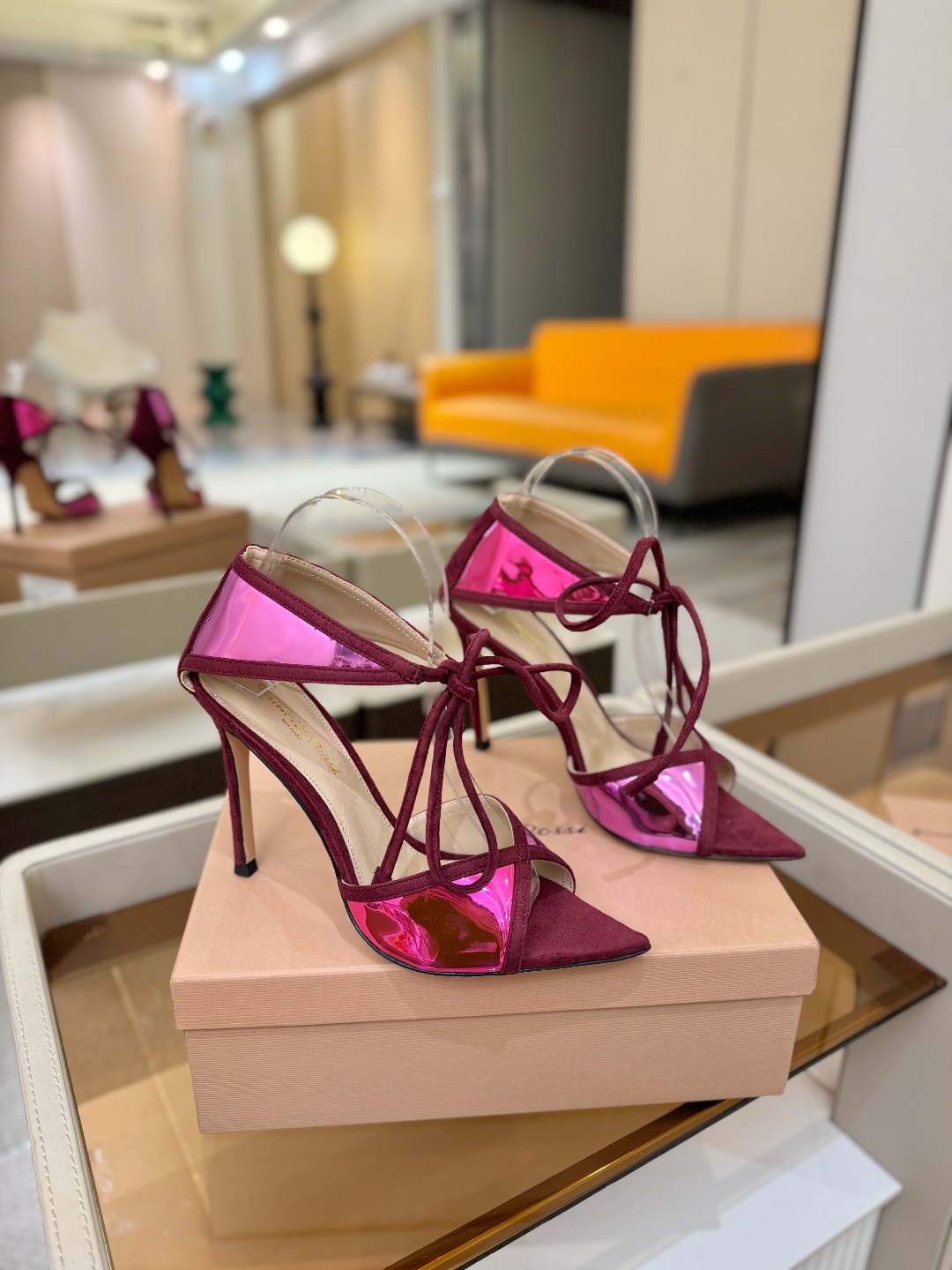 Gianvito Rossi 👠👡这双羊京搭配金属漆皮高跟尖头凉鞋，是我鞋柜中的璀璨明珠😜。网面设计独具