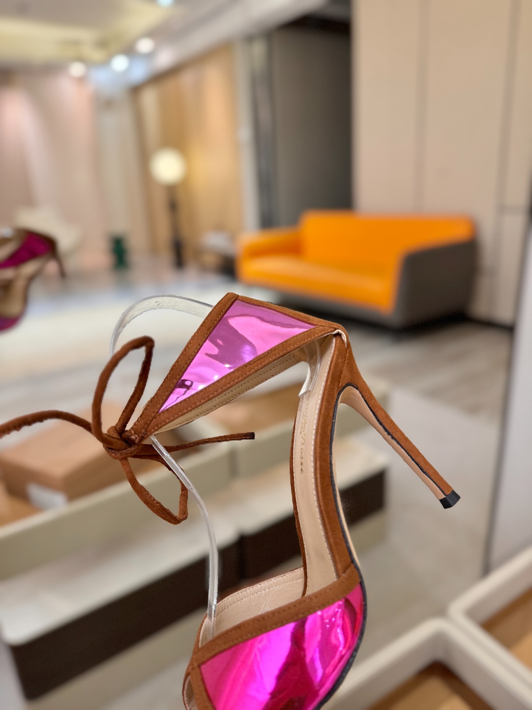 Gianvito Rossi 👠👡这双羊京搭配金属漆皮高跟尖头凉鞋，是我鞋柜中的璀璨明珠😜。网面设计独具