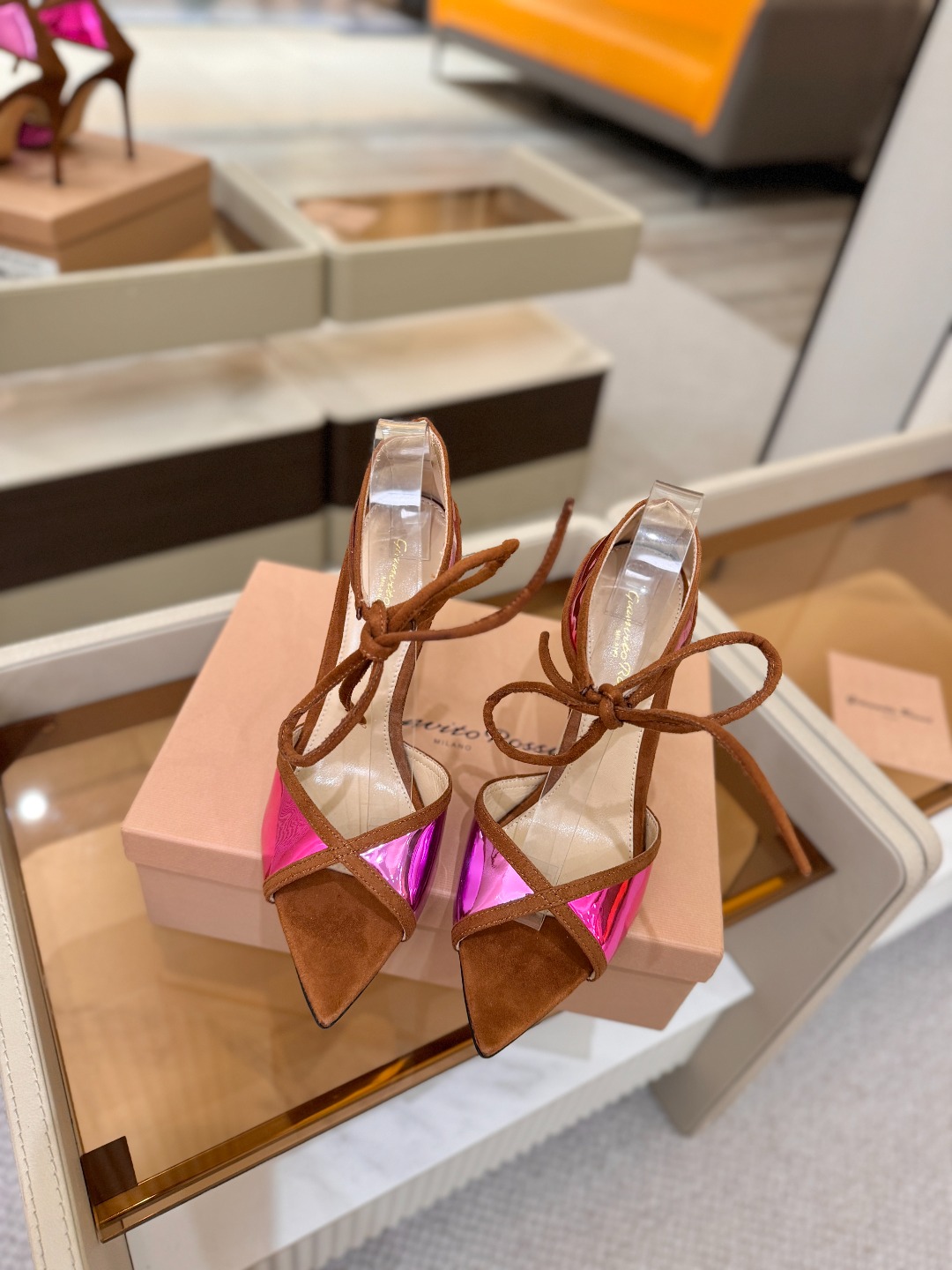 Gianvito Rossi 👠👡这双羊京搭配金属漆皮高跟尖头凉鞋，是我鞋柜中的璀璨明珠😜。网面设计独具