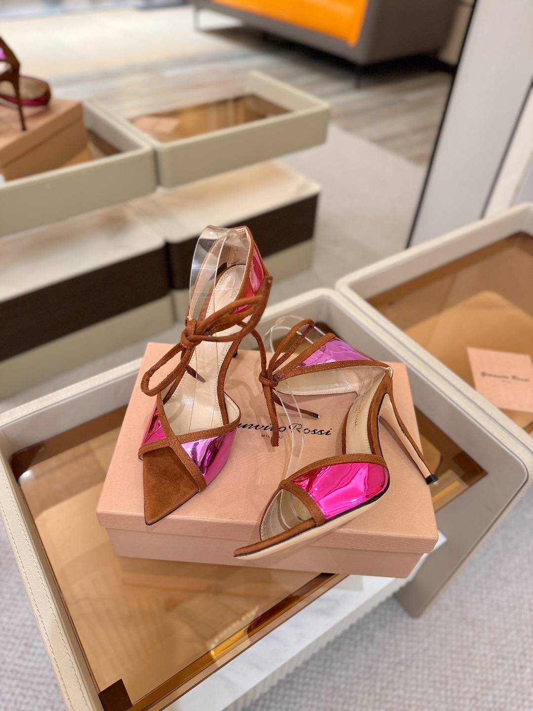 Gianvito Rossi 👠👡这双羊京搭配金属漆皮高跟尖头凉鞋，是我鞋柜中的璀璨明珠😜。网面设计独具