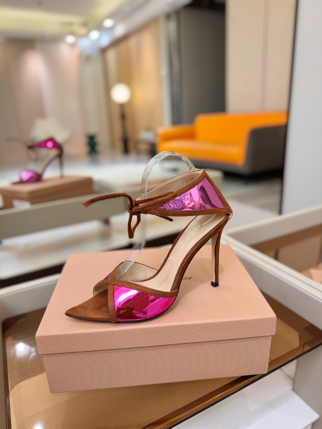 Gianvito Rossi 👠👡这双羊京搭配金属漆皮高跟尖头凉鞋，是我鞋柜中的璀璨明珠😜。网面设计独具