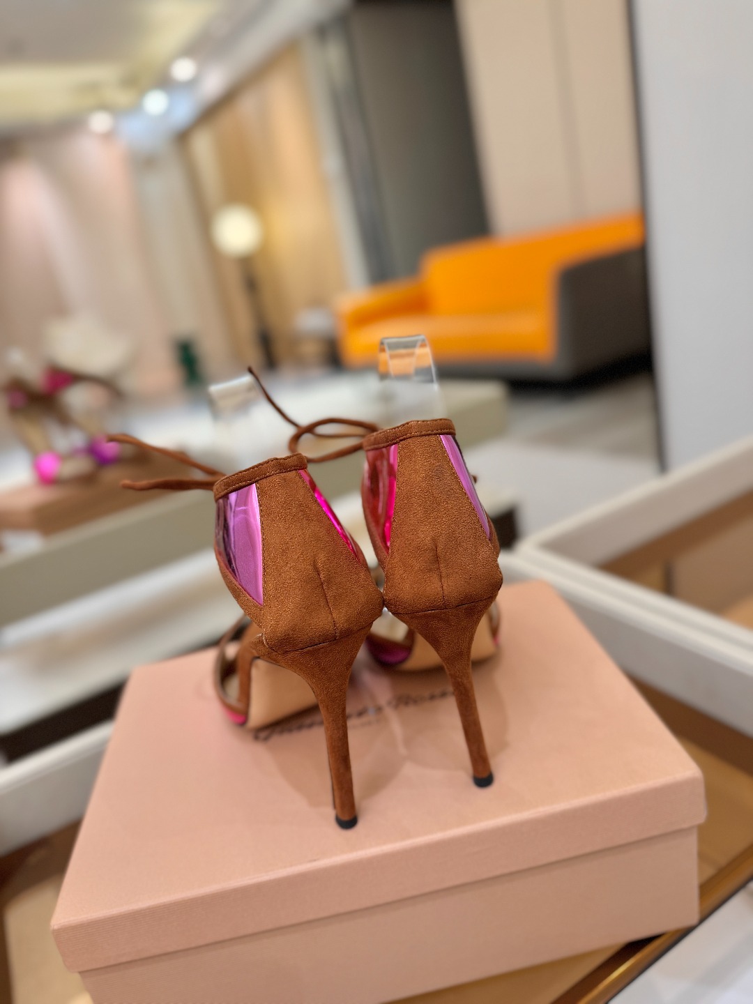 Gianvito Rossi 👠👡这双羊京搭配金属漆皮高跟尖头凉鞋，是我鞋柜中的璀璨明珠😜。网面设计独具