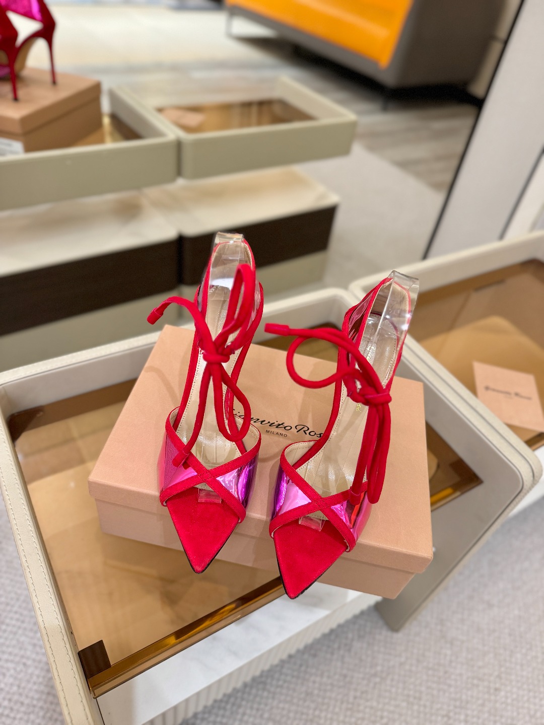 Gianvito Rossi 👠👡这双羊京搭配金属漆皮高跟尖头凉鞋，是我鞋柜中的璀璨明珠😜。网面设计独具