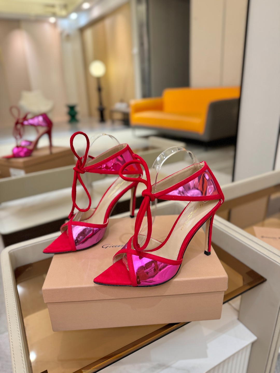 Gianvito Rossi 👠👡这双羊京搭配金属漆皮高跟尖头凉鞋，是我鞋柜中的璀璨明珠😜。网面设计独具