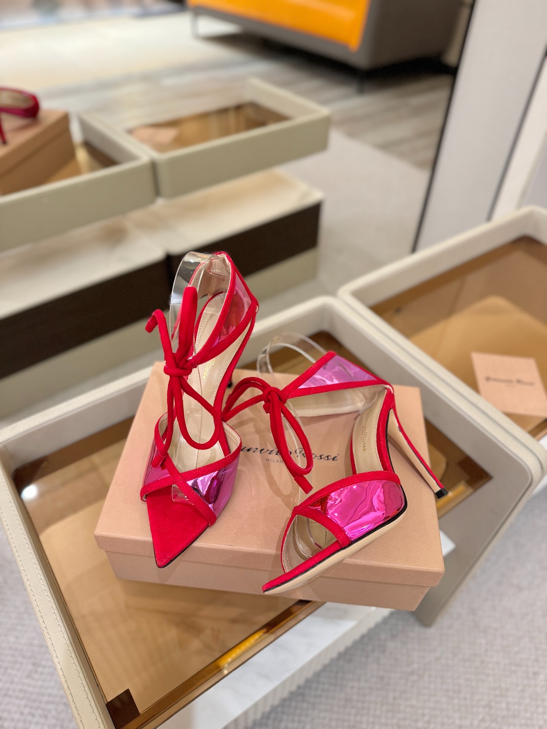 Gianvito Rossi 👠👡这双羊京搭配金属漆皮高跟尖头凉鞋，是我鞋柜中的璀璨明珠😜。网面设计独具