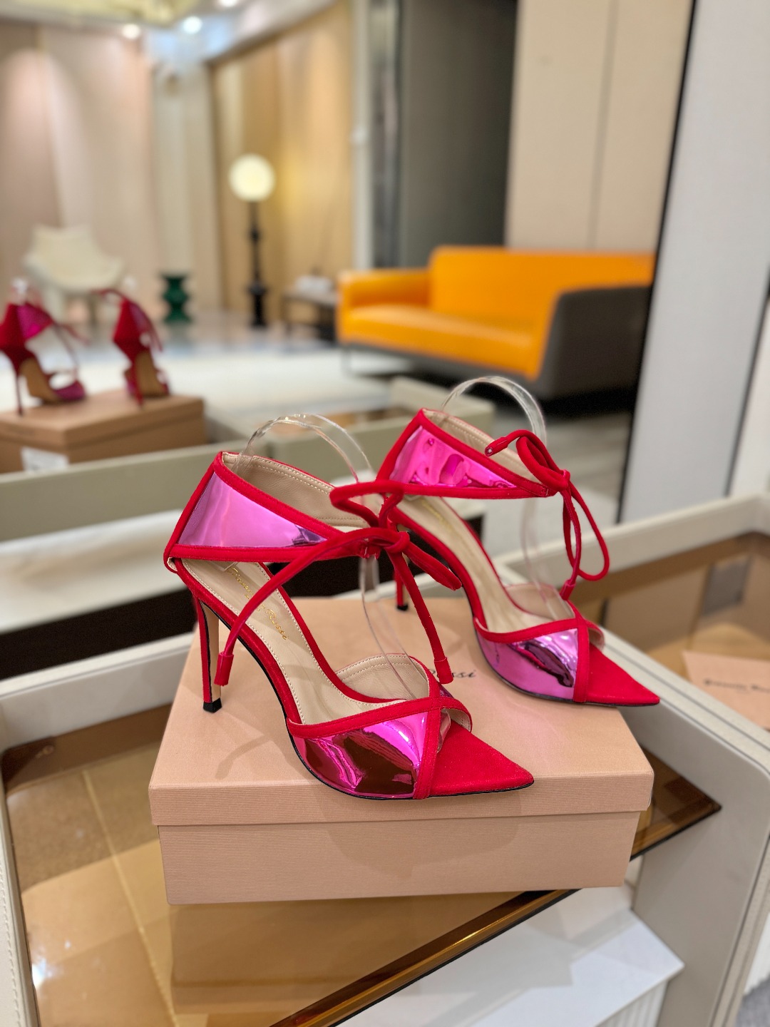 Gianvito Rossi 👠👡这双羊京搭配金属漆皮高跟尖头凉鞋，是我鞋柜中的璀璨明珠😜。网面设计独具