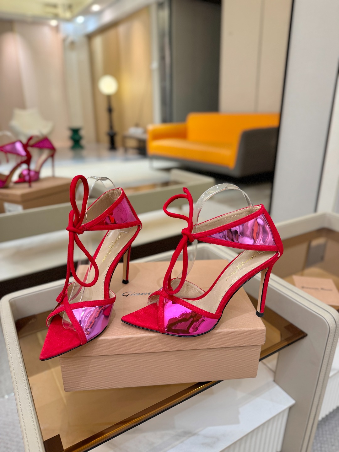 Gianvito Rossi 👠👡这双羊京搭配金属漆皮高跟尖头凉鞋，是我鞋柜中的璀璨明珠😜。网面设计独具