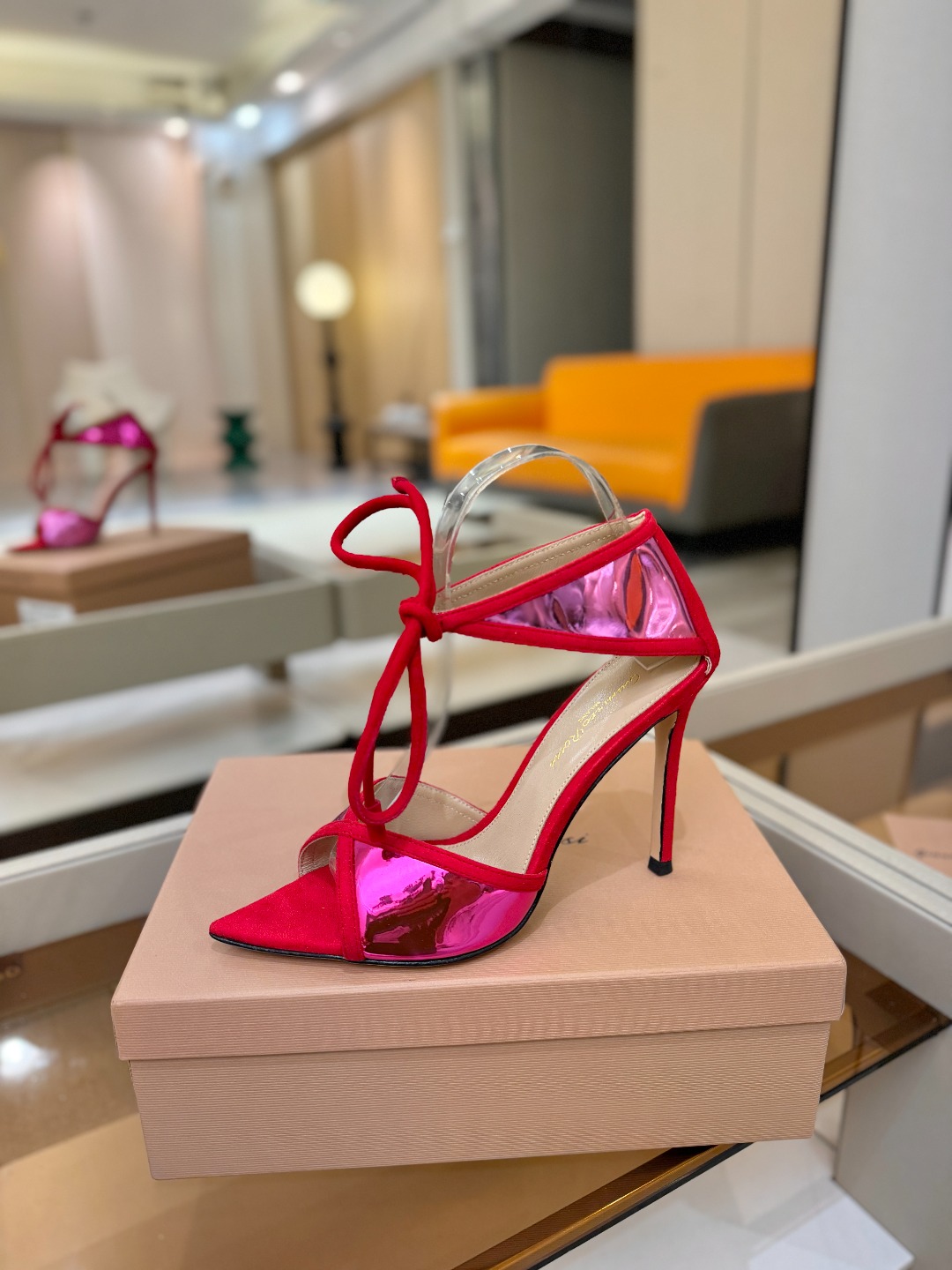 NO:785931,Price Gianvito Rossi This pair of Yang Jing paired with metallic patent leather high-heeled pointed-toe sandals is the shining pearl in my shoe cabinet. The mesh design has a unique charm, adding mystery and sexiness. The high-heeled pointed toe shows elegance, and the empty back style reveals a hint of playfulness. Wearing it, every step is like blooming gorgeously on the stage and becoming the focus of everyone's attention * Full package. * Original custom-made upper * Foot pads Sheepskin * Sole  Italian genuine leather outsole * Heel height 10.5cm 8.5cm two heights (please note the height when placing an order, default is 8.5 if no note is made) * Size: 35-43 (35 40 41 42 43 is custom-made and non-returnable), high heels, sandals, high heels, sheepskin, sheep, Leather soles19860909价格 Gianvito Rossi 这双羊京搭配金属漆皮高跟尖头凉鞋,是我鞋柜中的璀璨明珠.网面设计独具韵味,增添了神秘与性感.高跟尖头展现出优雅气质,后空款式则透着一丝俏皮.穿上它,每一步都像是在舞台上华丽绽放,成为众人瞩目的焦点 * 全套包装. * 鞋面原版定制 * 垫脚 羊皮 * 鞋底 意大利真皮大底 * 跟高 10.5cm 8.5cm 两种高度（下单需备注高度,没备注默认8.5跟高） * 码数:35－43（35 40 41 42 43定做不退换）,高跟鞋,sandals,high heels,sheepskin,sheep,Leather soles,Women's Shoes