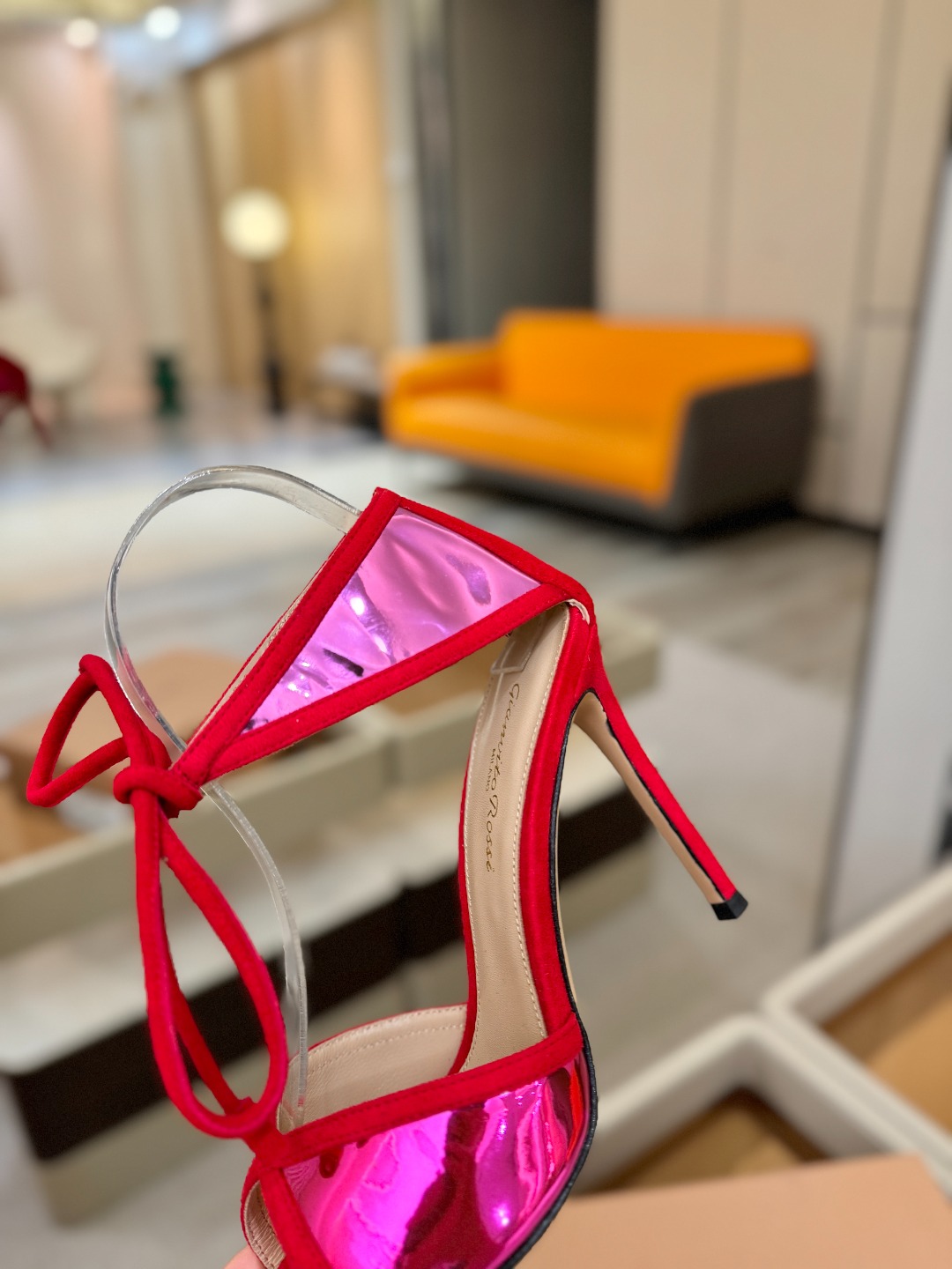 Gianvito Rossi 👠👡这双羊京搭配金属漆皮高跟尖头凉鞋，是我鞋柜中的璀璨明珠😜。网面设计独具