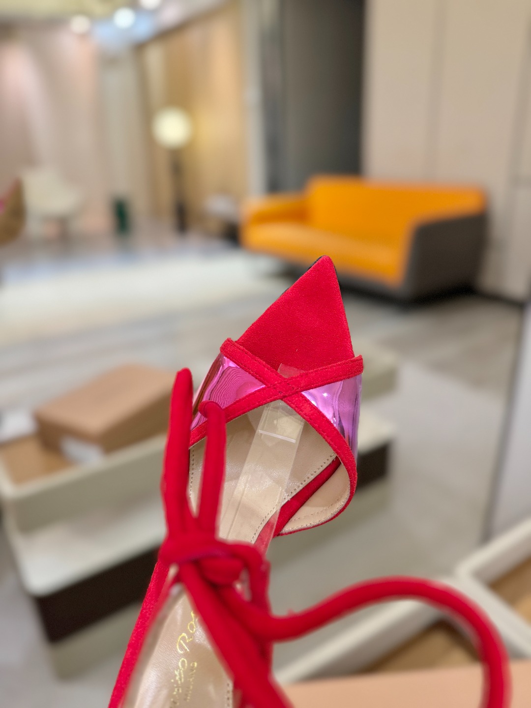 Gianvito Rossi 👠👡这双羊京搭配金属漆皮高跟尖头凉鞋，是我鞋柜中的璀璨明珠😜。网面设计独具