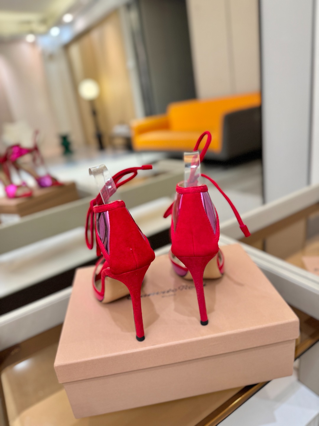Gianvito Rossi 👠👡这双羊京搭配金属漆皮高跟尖头凉鞋，是我鞋柜中的璀璨明珠😜。网面设计独具