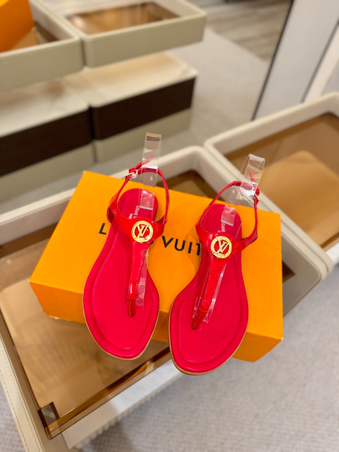 路易威登      𝑳𝒐𝒖𝒊𝒔 𝑽𝒖𝒊𝒕𝒕𝒐𝒏本款 LV Isola 平底凉拖采用柔软牛皮革，令鞋面呈现
