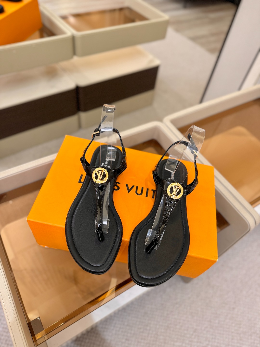 路易威登      𝑳𝒐𝒖𝒊𝒔 𝑽𝒖𝒊𝒕𝒕𝒐𝒏本款 LV Isola 平底凉拖采用柔软牛皮革，令鞋面呈现
