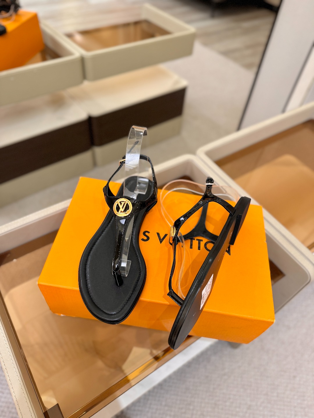 路易威登      𝑳𝒐𝒖𝒊𝒔 𝑽𝒖𝒊𝒕𝒕𝒐𝒏本款 LV Isola 平底凉拖采用柔软牛皮革，令鞋面呈现
