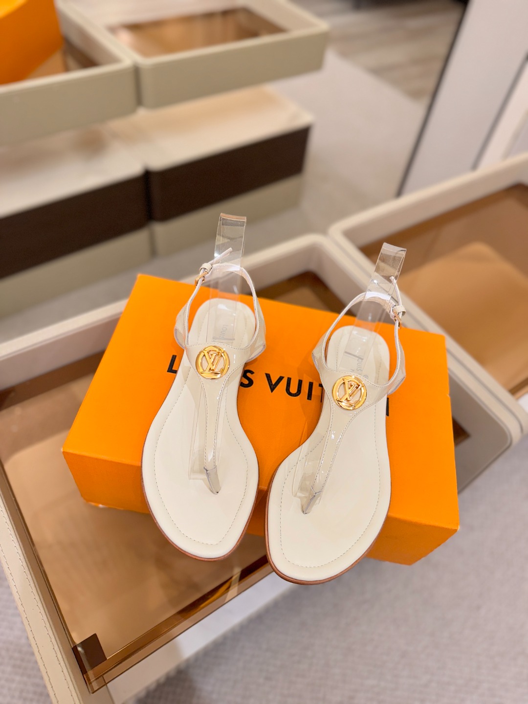 路易威登      𝑳𝒐𝒖𝒊𝒔 𝑽𝒖𝒊𝒕𝒕𝒐𝒏本款 LV Isola 平底凉拖采用柔软牛皮革，令鞋面呈现