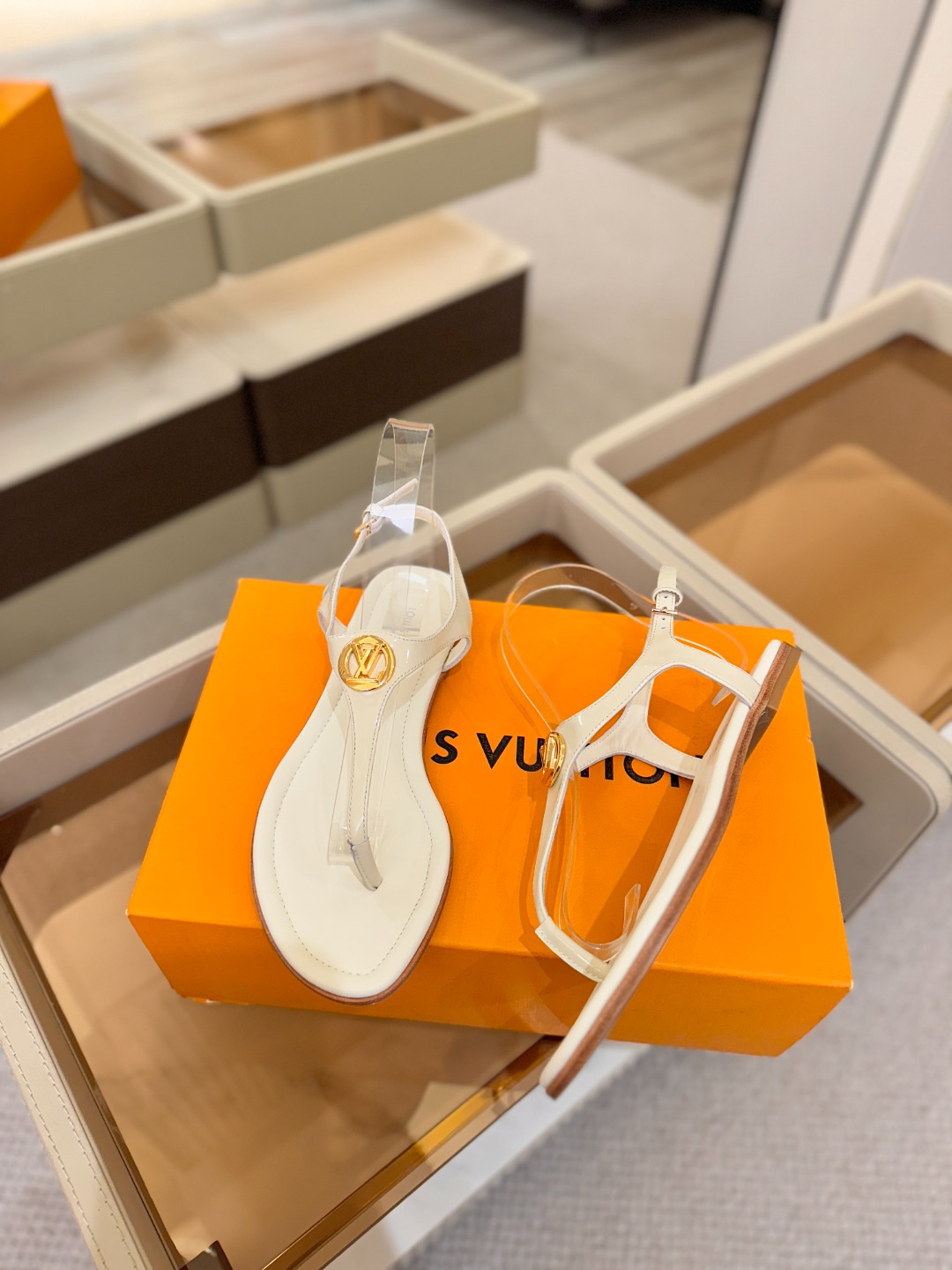 路易威登      𝑳𝒐𝒖𝒊𝒔 𝑽𝒖𝒊𝒕𝒕𝒐𝒏本款 LV Isola 平底凉拖采用柔软牛皮革，令鞋面呈现