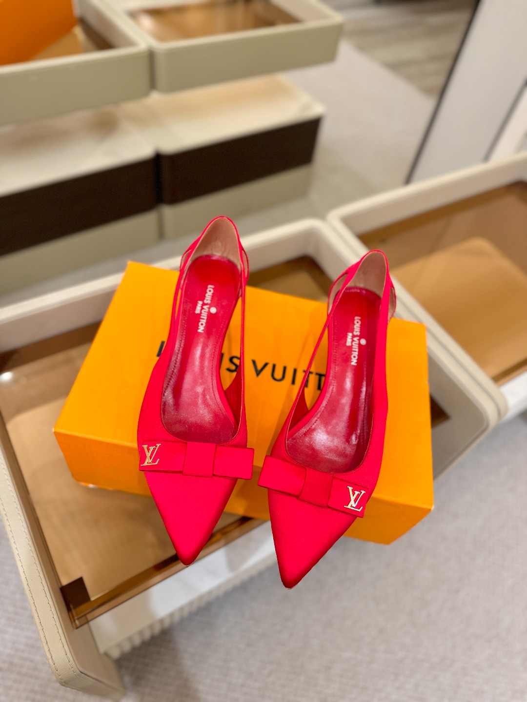 Louis Vuitton 官网早春系列！完美楦型、高跟凉鞋🆕、官网同步更新Lv五金 “logo”饰以点