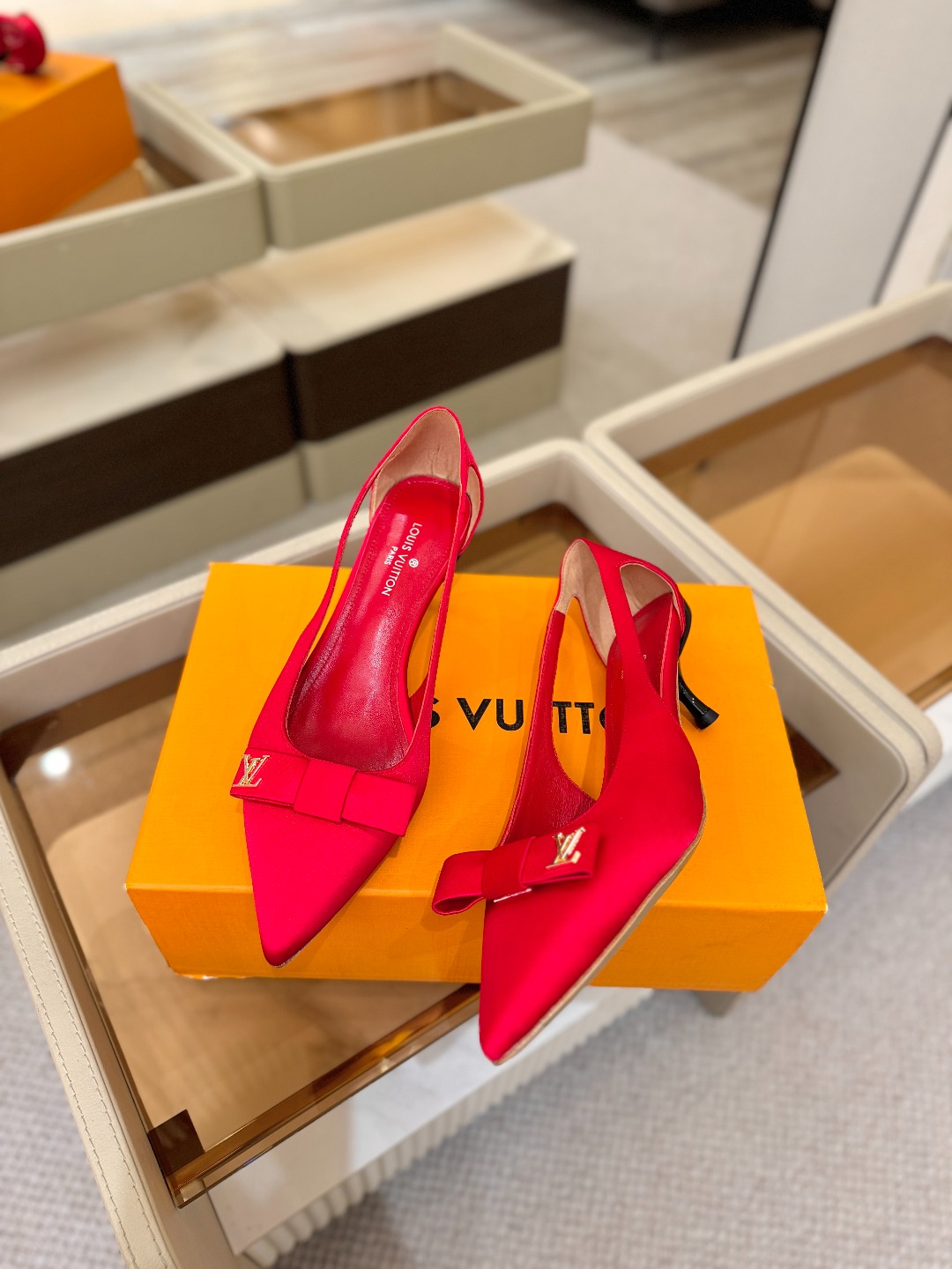 Louis Vuitton 官网早春系列！完美楦型、高跟凉鞋🆕、官网同步更新Lv五金 “logo”饰以点
