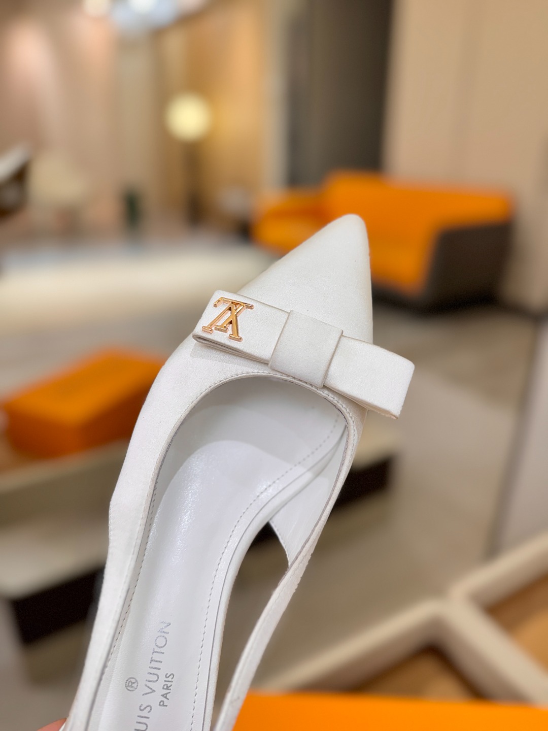 Louis Vuitton 官网早春系列！完美楦型、高跟凉鞋🆕、官网同步更新Lv五金 “logo”饰以点