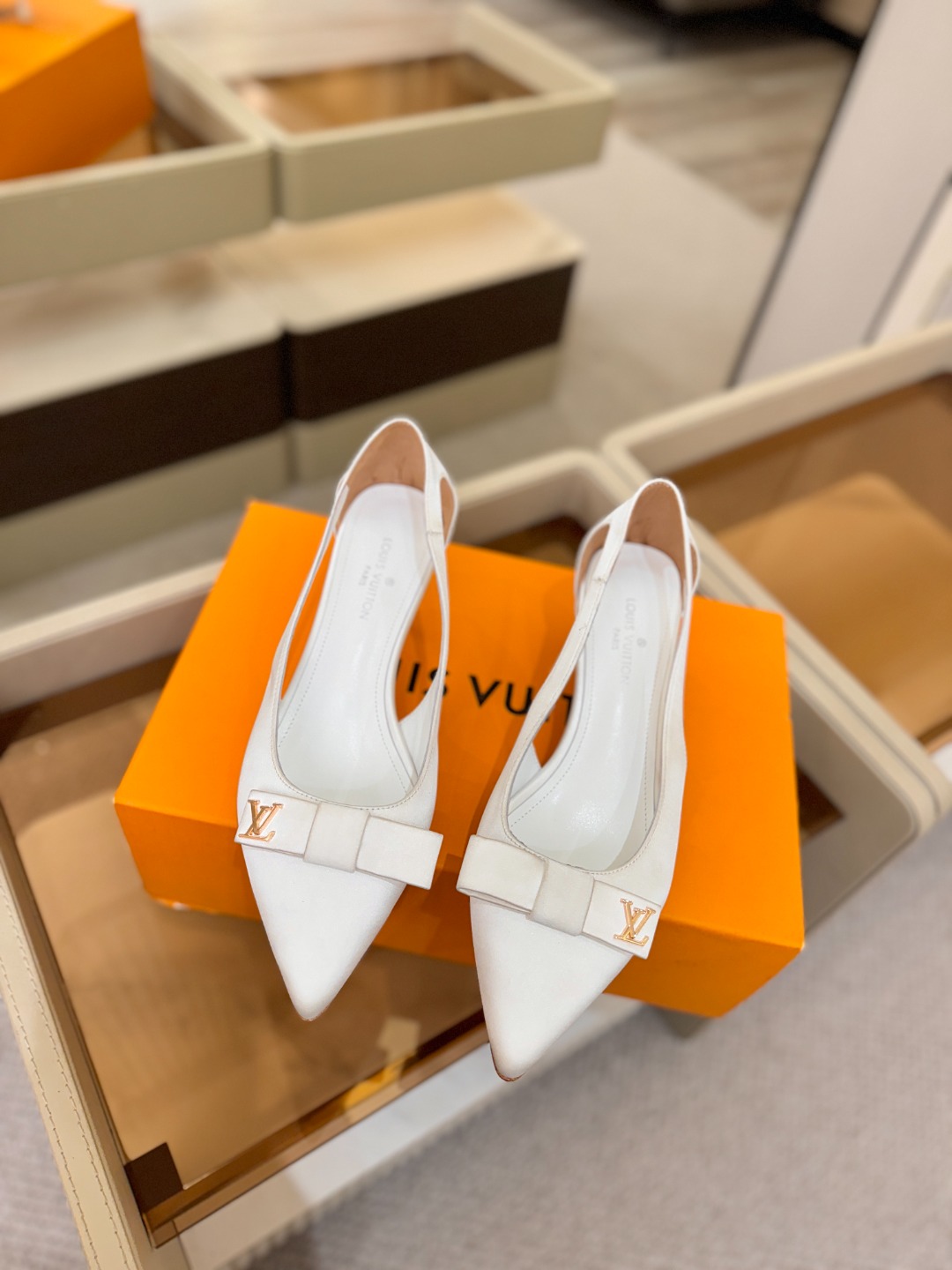 Louis Vuitton 官网早春系列！完美楦型、高跟凉鞋🆕、官网同步更新Lv五金 “logo”饰以点
