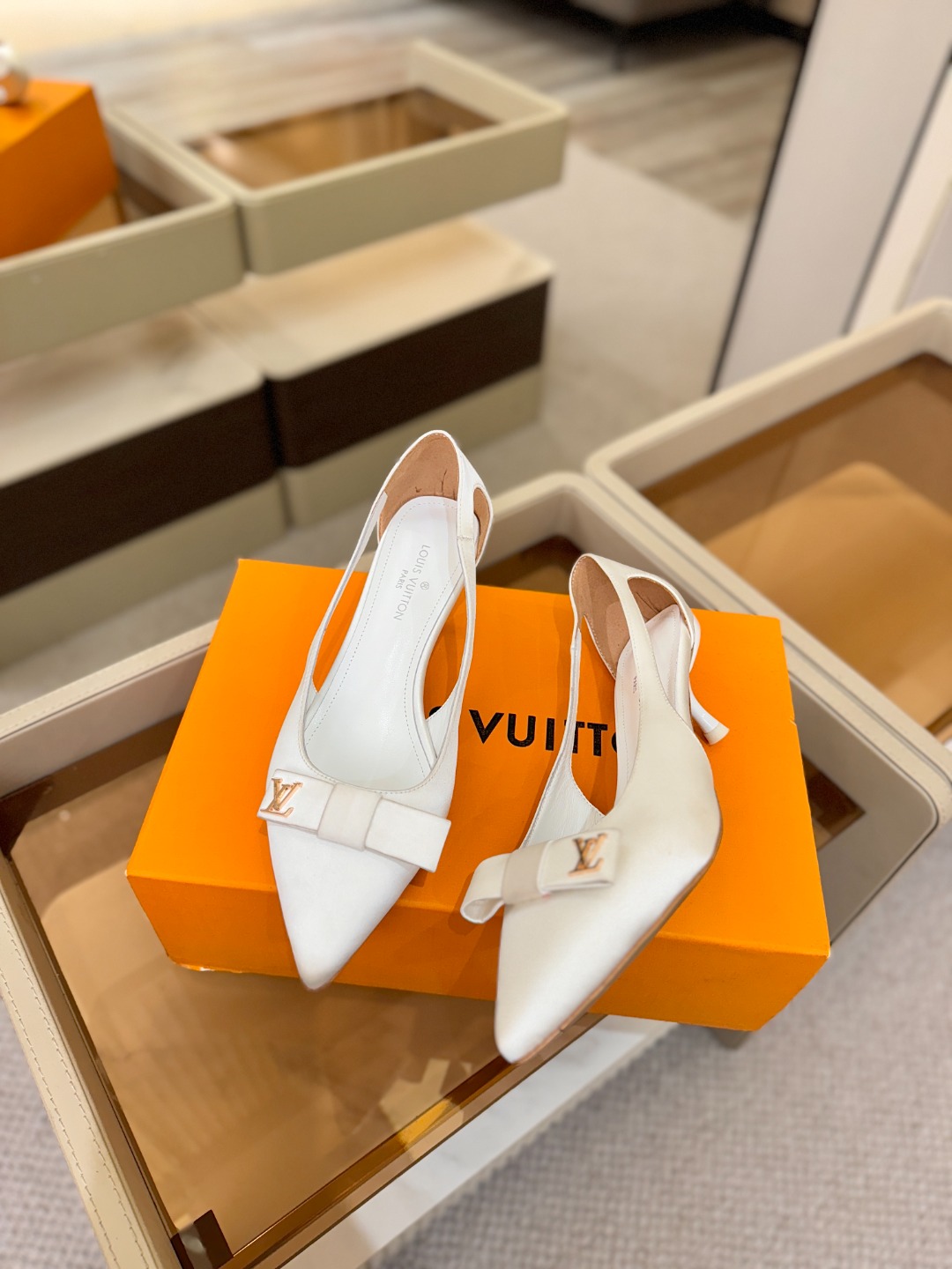 Louis Vuitton 官网早春系列！完美楦型、高跟凉鞋🆕、官网同步更新Lv五金 “logo”饰以点