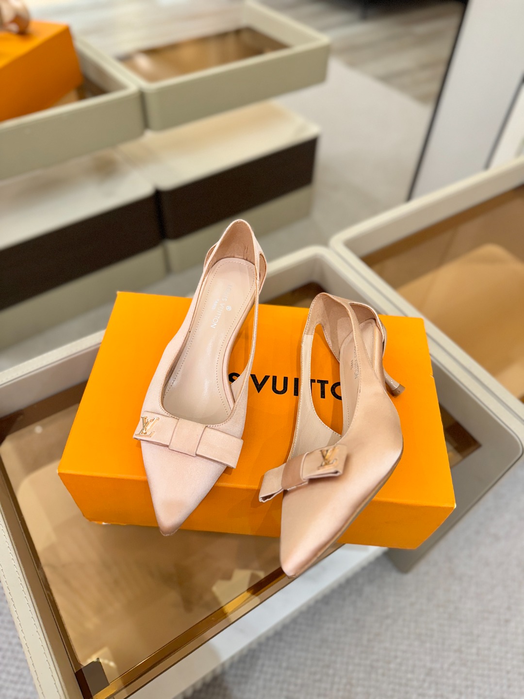 Louis Vuitton 官网早春系列！完美楦型、高跟凉鞋🆕、官网同步更新Lv五金 “logo”饰以点