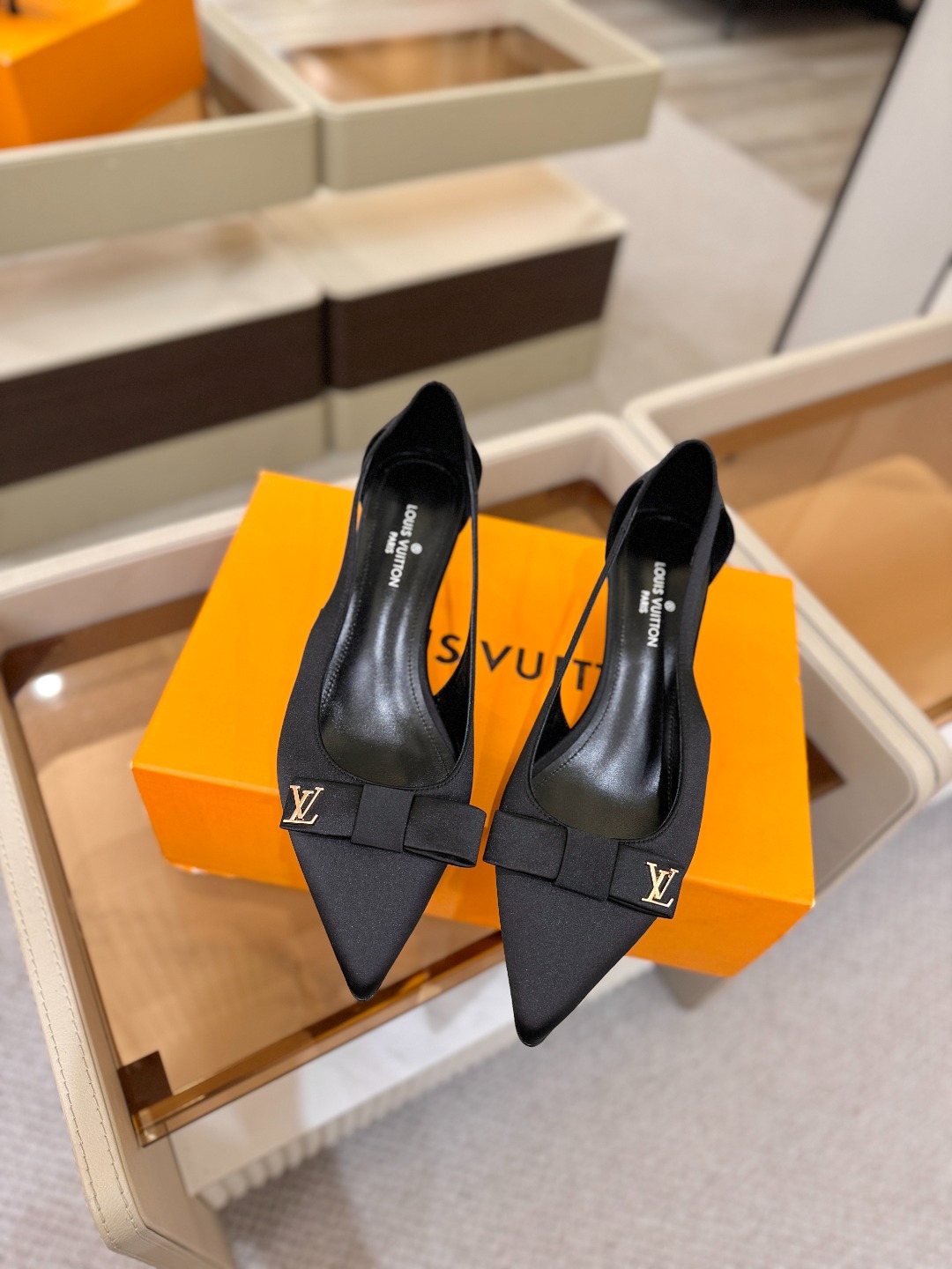 Louis Vuitton 官网早春系列！完美楦型、高跟凉鞋🆕、官网同步更新Lv五金 “logo”饰以点