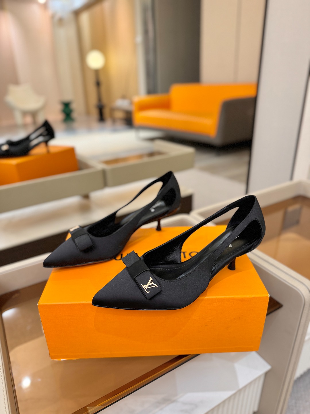 Louis Vuitton 官网早春系列！完美楦型、高跟凉鞋🆕、官网同步更新Lv五金 “logo”饰以点